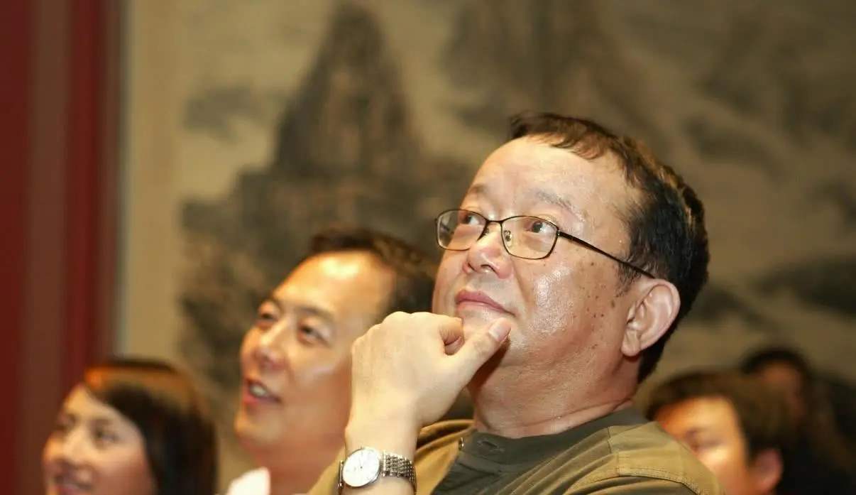 砸的就是假货！王刚首次回应“砸宝闯祸”，但谣言会因此消散吗？