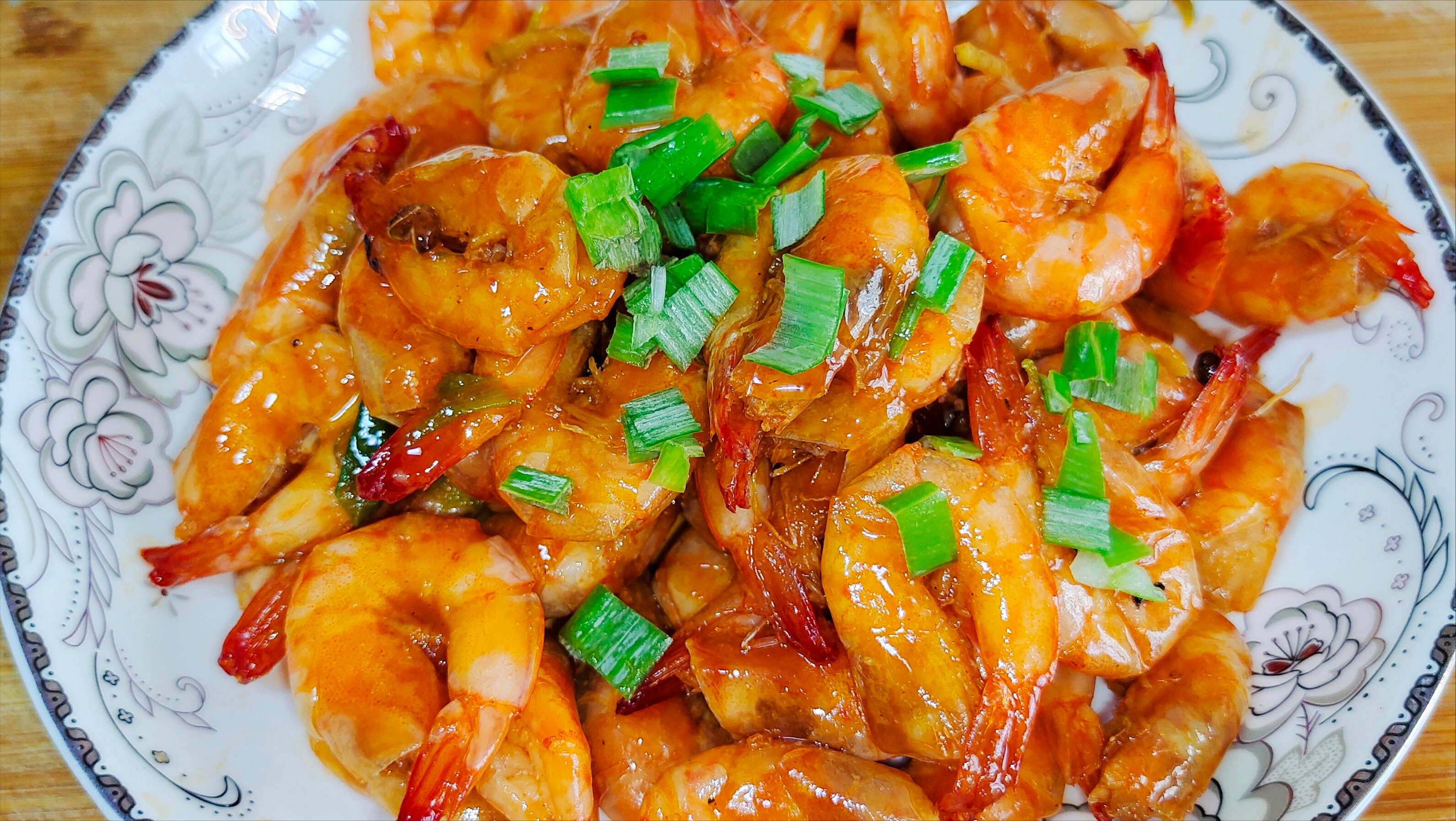 做油燜大蝦，很多人會做錯3步，難怪油不紅殼不脆，照此做才正宗