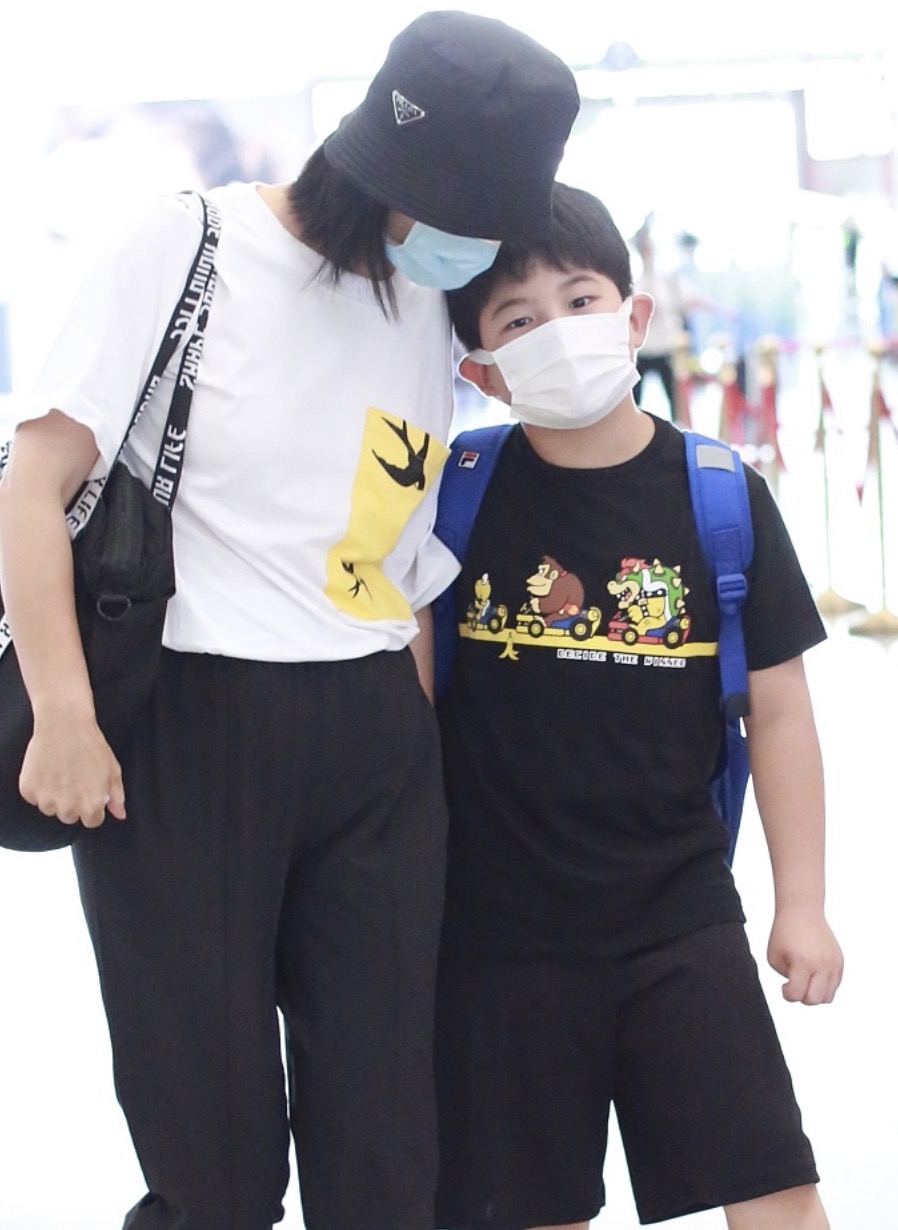 胡可沙溢携儿子现身机场，安吉抱着妈妈撒娇，身高瞩目但依然胖