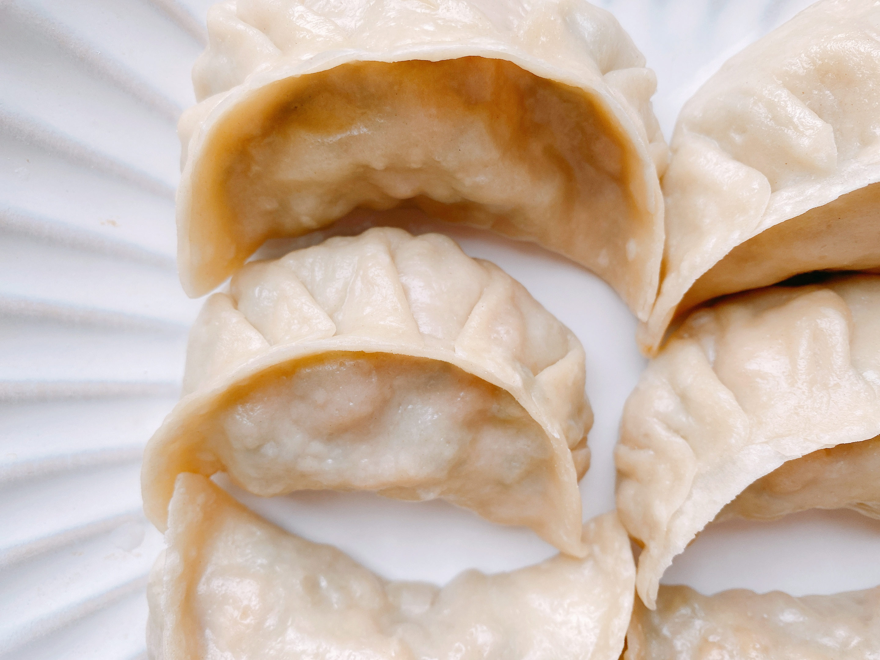 豆角做成饺子原来这么好吃，颜色翠绿不发黄，皮薄馅多，鲜嫩多汁