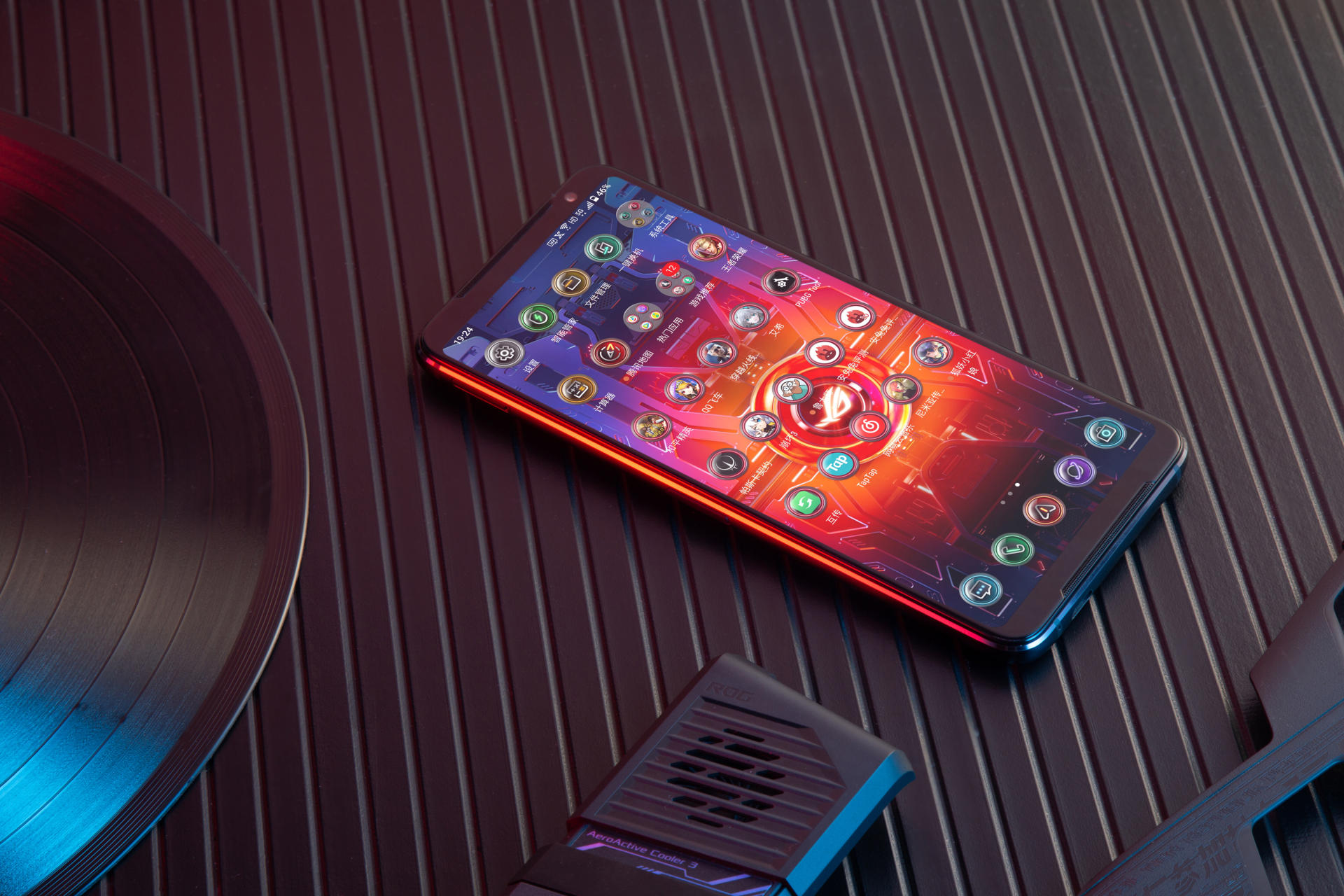 三星钻石排列屏？网友提前上手爆料ROG游戏手机5屏幕配置