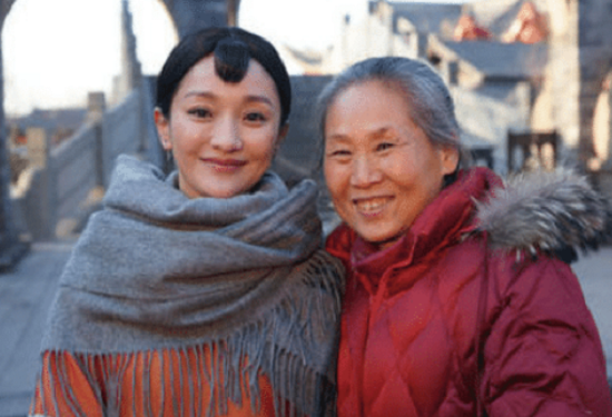 她被儿子带进娱乐圈，因出演老太太瞬间走红，