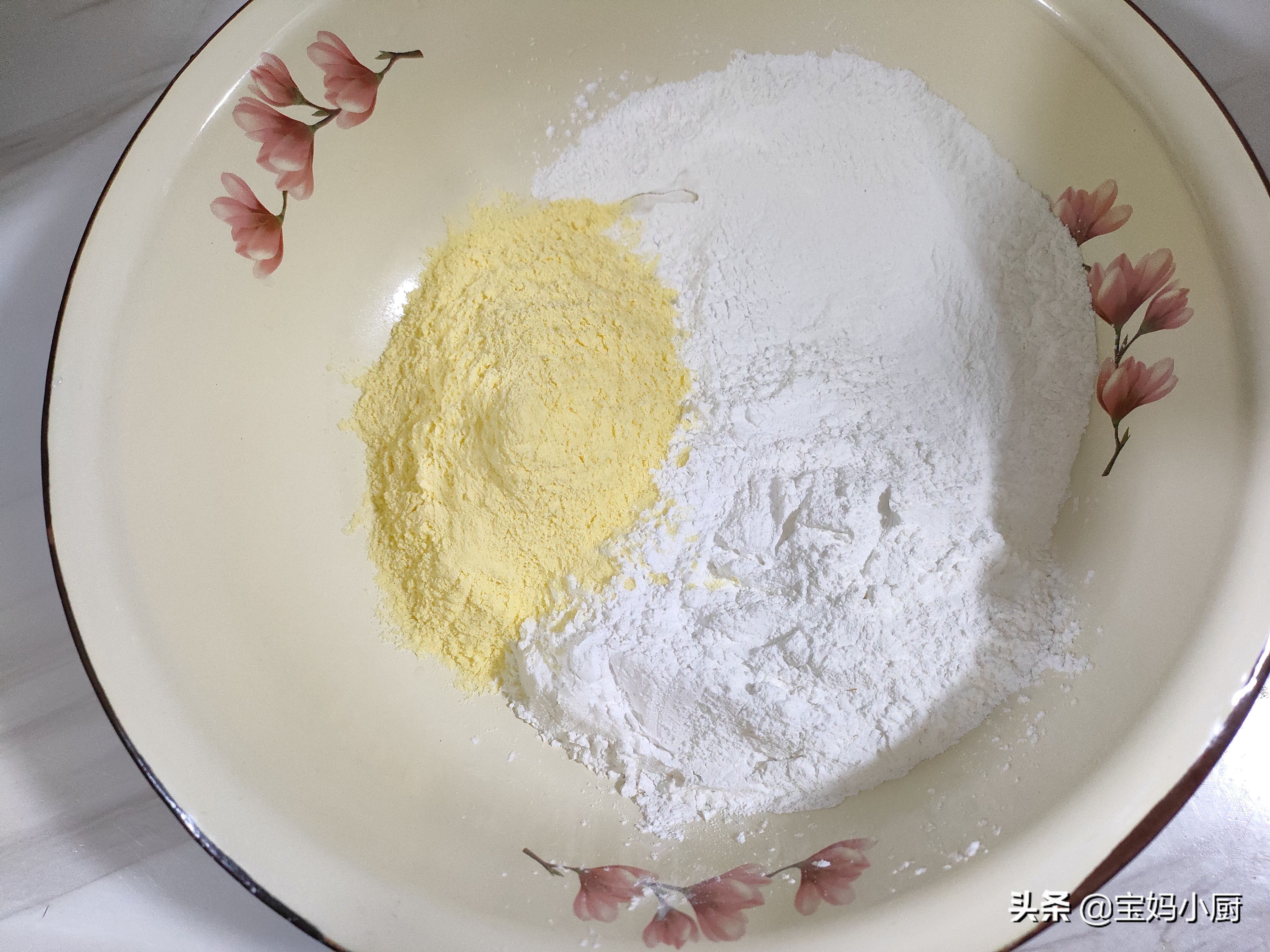 玉米面和它一起烙饼，软软糯糯的还好吃，做法简单，营养补得足足