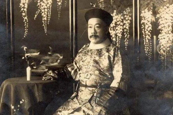 他是镇国将军，将38个孩子送往国外后，却叮嘱不