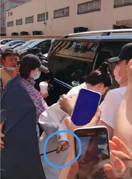 杨幂遭恶意代拍，角度刁钻被拍大腿根，剧组呼