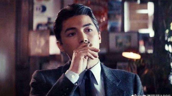 55岁巩俐和72岁老公逛街，看起来比老公还老！美