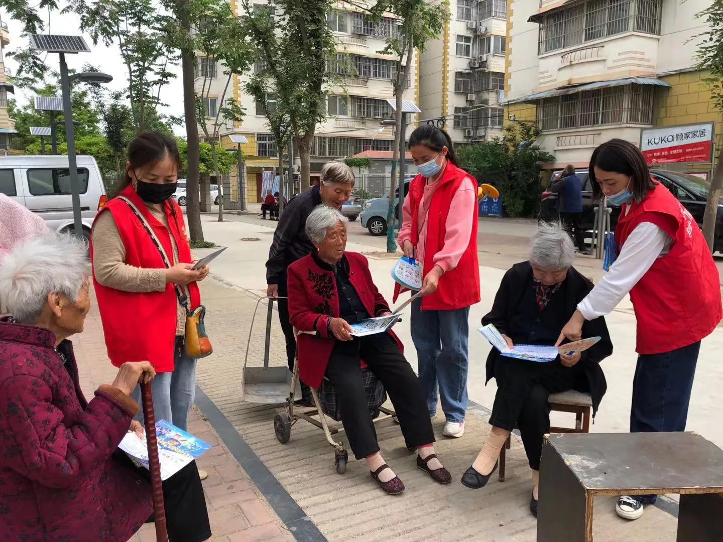 平安志愿者走街串巷开展“反邪教、防诈骗”宣传活动