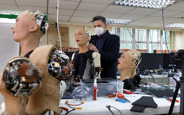 “索菲亚”即将量产，人形机器人能与我们和平共处吗？