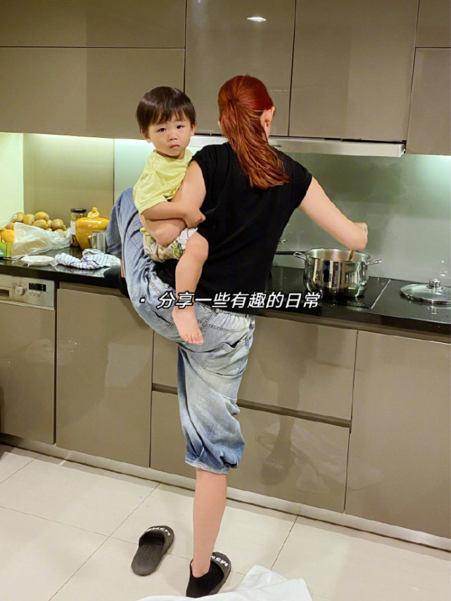 妈妈力爆棚！蔡少芬一手抱儿子一手炒菜，脚踩灶台姿势超霸气