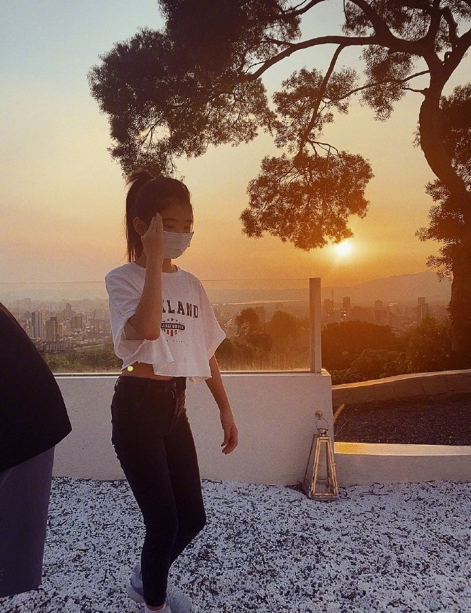 曹格11岁女儿近照：对镜头比耶活力足，腿长惊人继承妈妈的好身材