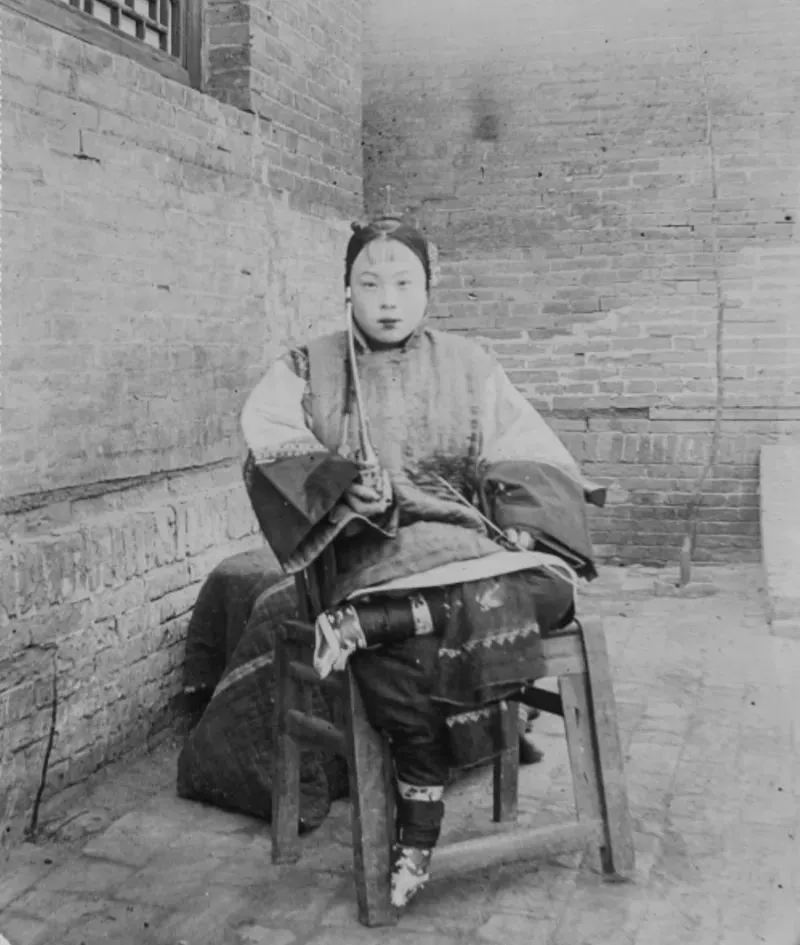 老照片：受站刑的犯人，李鸿章和马克沁机枪，1881年广州和平街