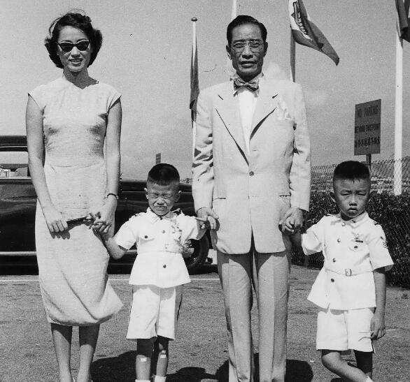 1988年，在大会上“请小平同志不要吸烟”的女人，后来怎样了