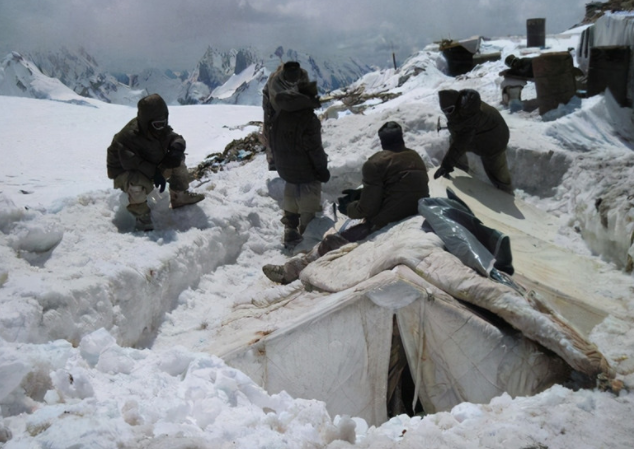 海拔4500多米，解放军高原吃自热火锅，印度士兵的冬天却很难熬