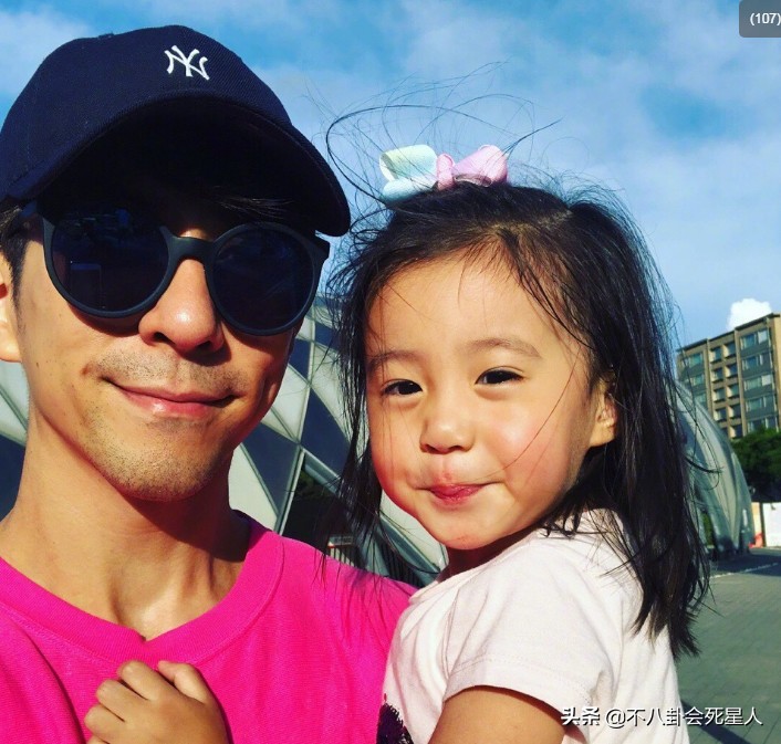 波妞成最严肃星二代，拍照不笑还爱皱眉头，才两岁就能打哭咘咘