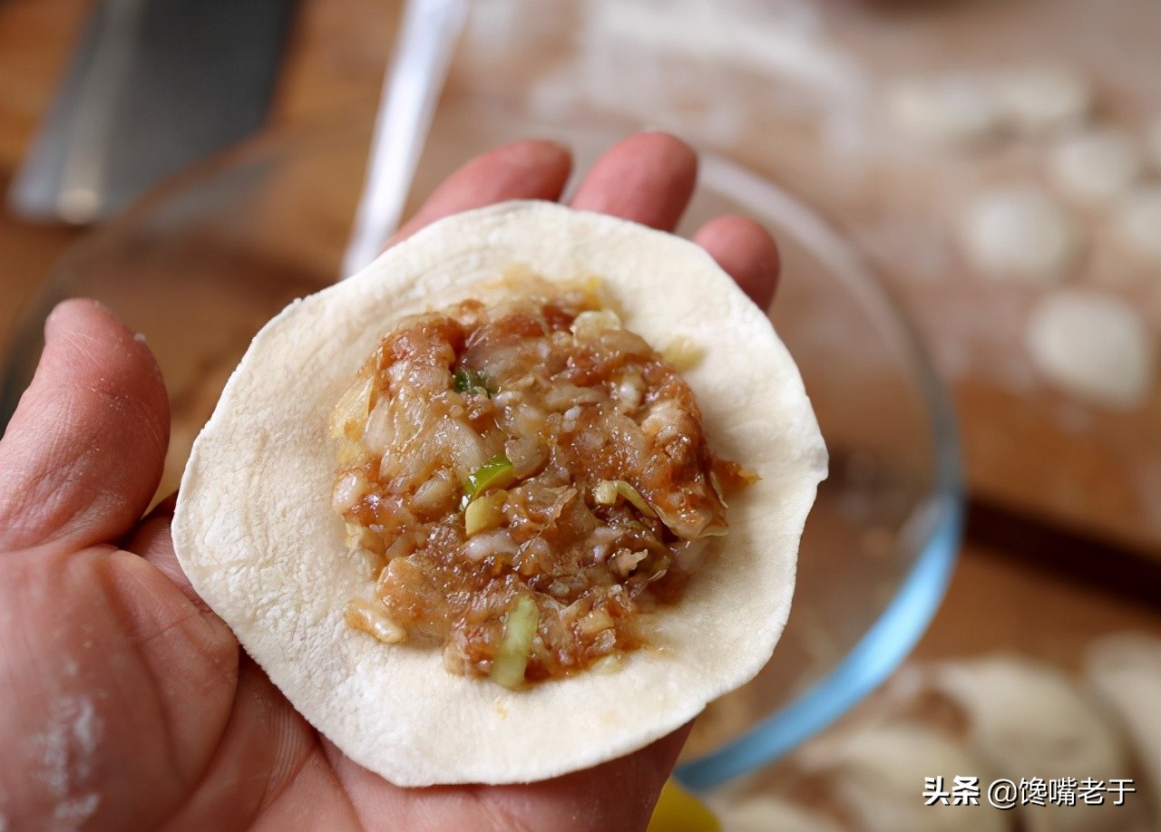 拌饺子馅时，先放油还是盐？一步错步步错，难怪饺子不鲜又难吃