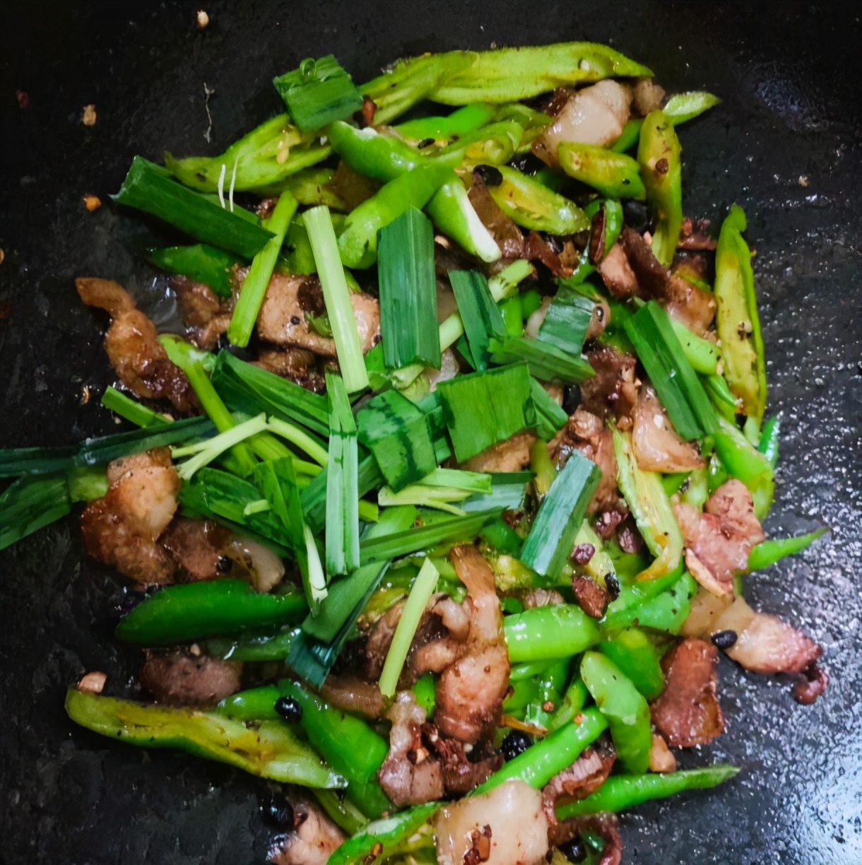 Stir-fried pork belly with hot pepper, an indispensable dish for relatives when they were young