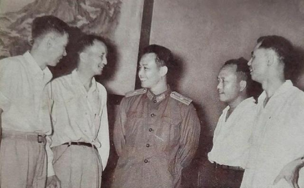 1963年，徐廷泽驾机投诚大陆，获奖黄金2500两，被周总理接见