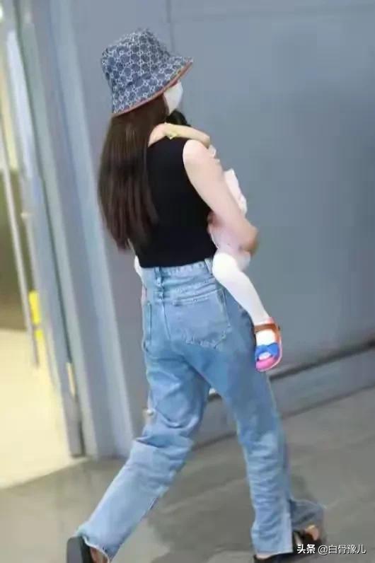 身材太好了吧？颖儿带女儿机场走秀，妥妥的辣妈