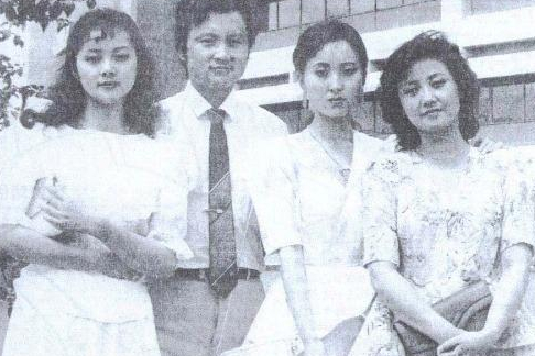 23岁爆红，娶18岁初恋，28岁儿子夭折，欧阳奋强如今怎样了？