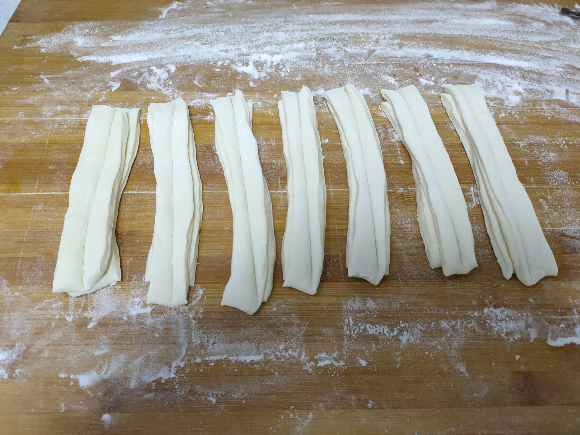 炸油條想要蓬鬆酥脆，有人加雞蛋、有人加酵母粉，其實都不正確