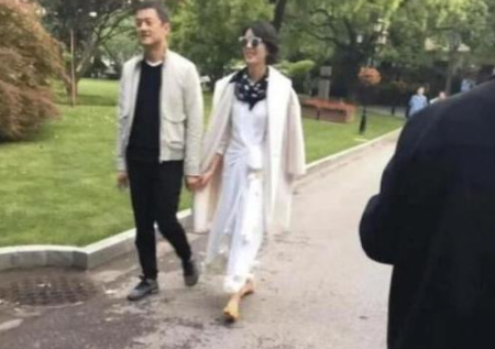 李亚鹏带女儿见女友，“一家三口”逛街显拘谨，李嫣捧手机玩不停