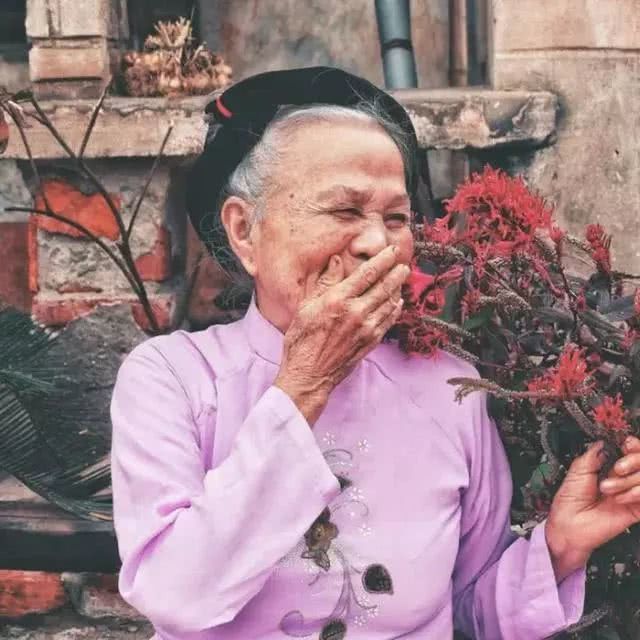 余光中最惊艳的七首诗：“下次你路过，人间已无我...”