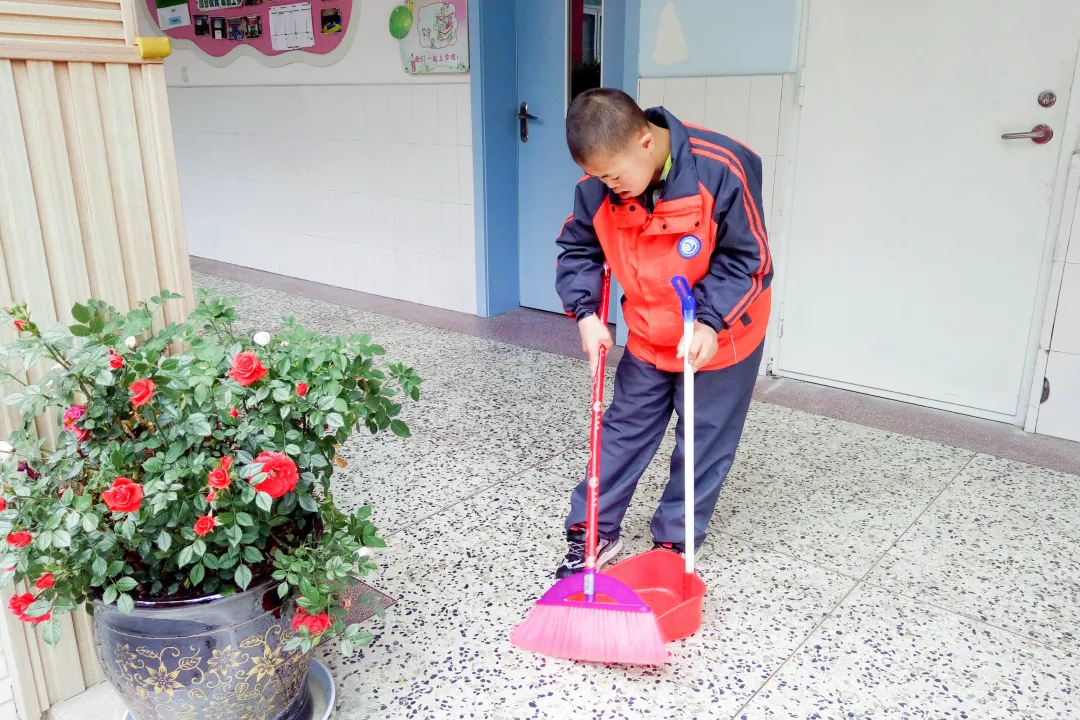 成都市双流区特殊教育学校开展爱国卫生运动