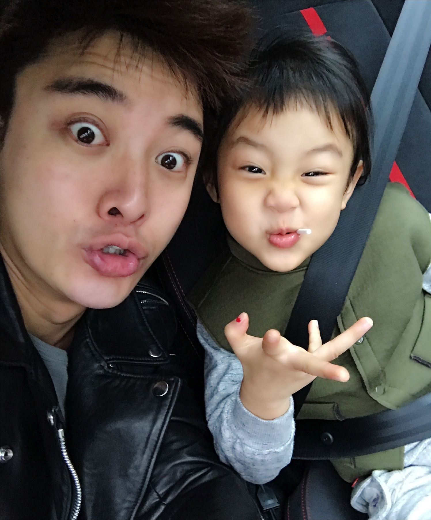 李小璐曬甜馨近照造型淑女，對鏡撇嘴害羞微笑，女漢子變軟妹子