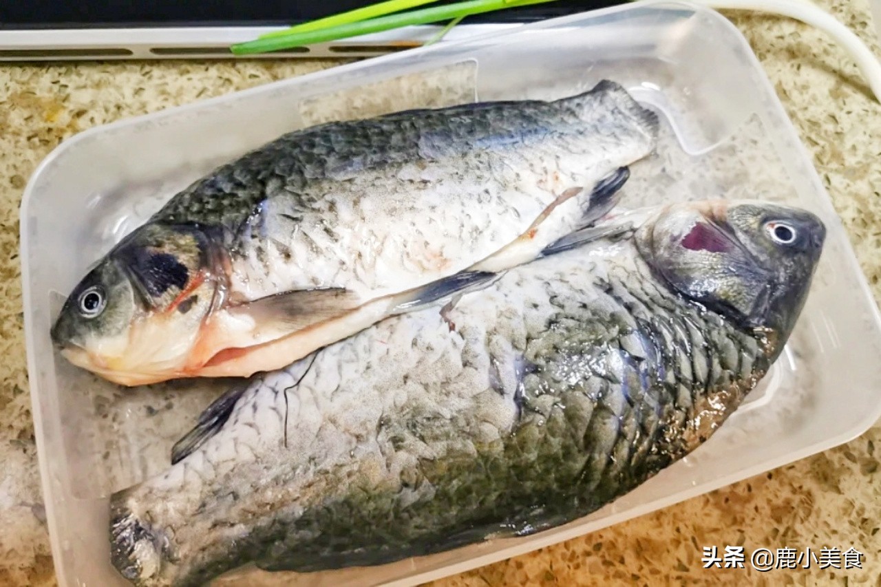只要是炖鱼汤，千万别放“2种材料”，否则鱼汤味杂，鱼肉不鲜嫩