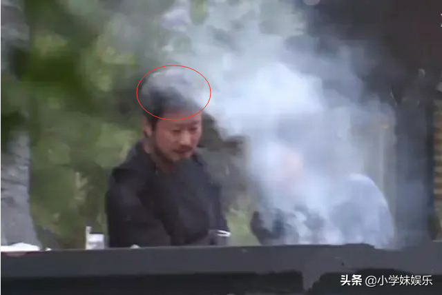 吴京一家惊现路边烧烤，昔日一贯硬汉形象的他