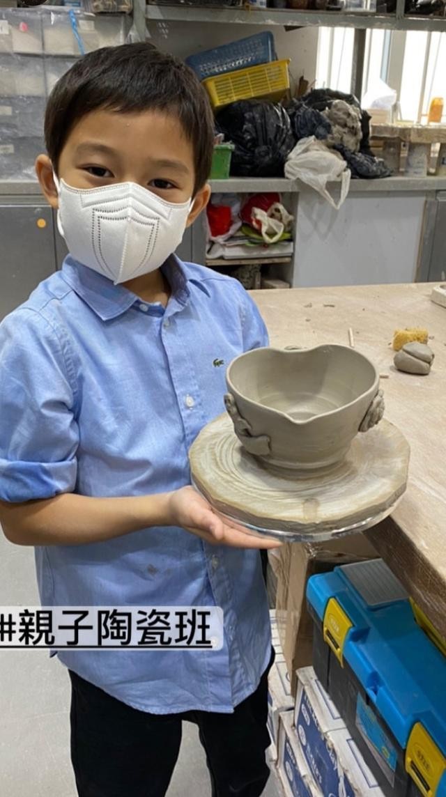 霍啟剛週末攜妻兒看畫展，兒子專注女兒秀氣，郭晶晶穿搭氣質佳