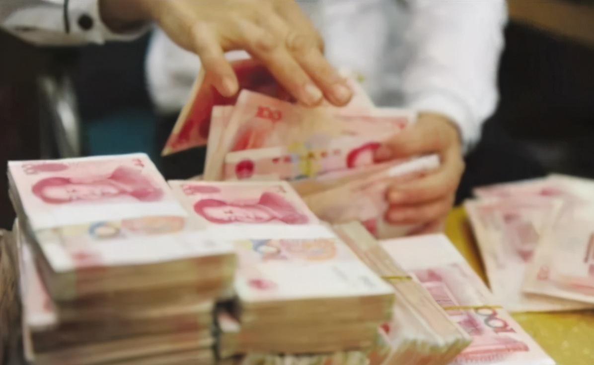 多家银行被央视点名，高管人均年薪太高，基层员工只有几千