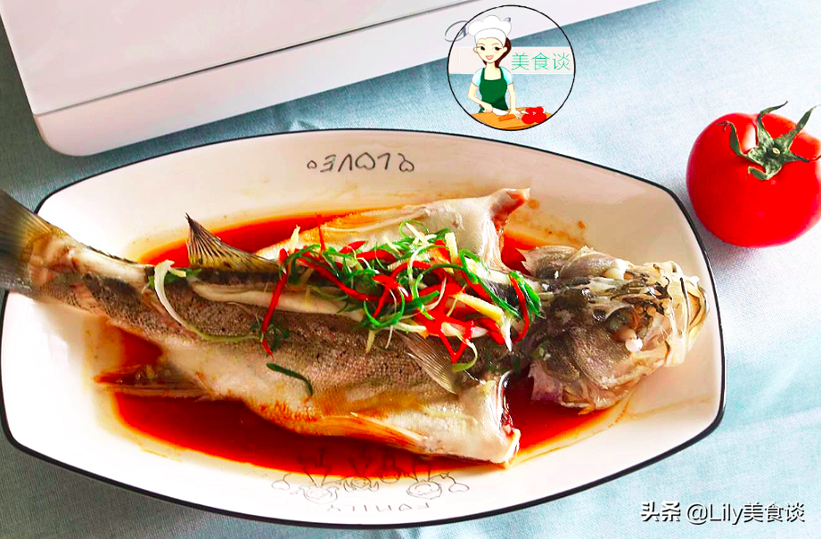 做清蒸魚時，有人加蒸魚豉油、加醬油？ 都不對，大廚教你正確做法
