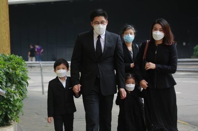 霍启刚抱女儿坐地铁感受生活，三岁霍中妍越长越美太像奶奶朱玲玲