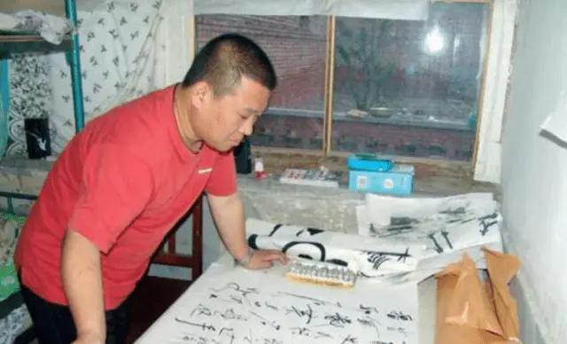 郭德纲旧照，桌子上的饭菜寒酸至极，能有今天