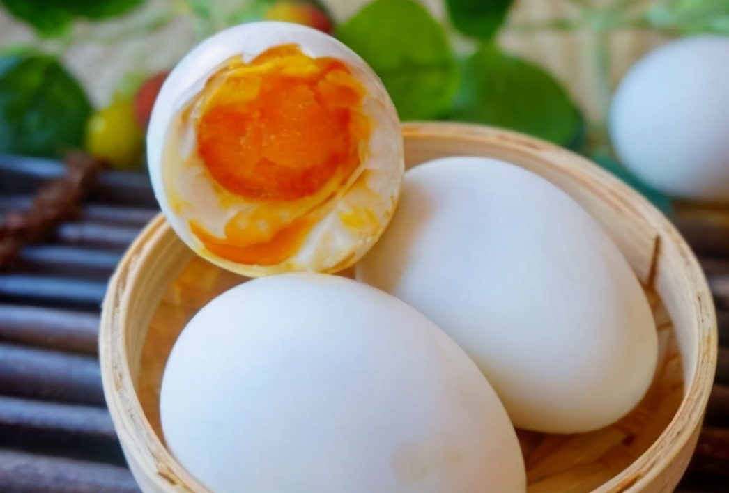 图片[2]-煮熟的咸鸭蛋如何保存 这样做和刚煮的一样好吃-起舞食谱网