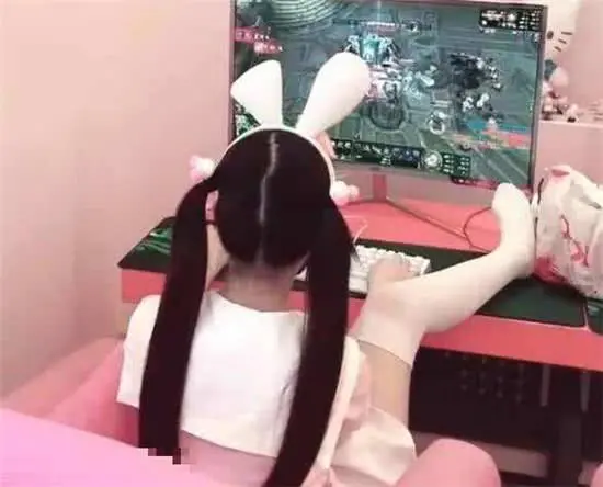 蔡萝莉脱下萝莉服装穷酸，鞋子看似普通却暴露