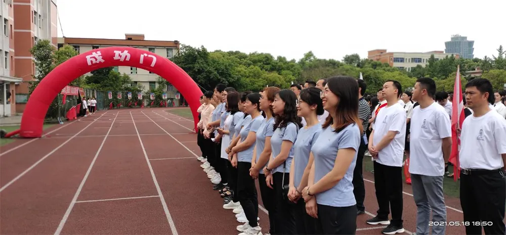 重慶市雙橋中學(xué)怎么樣?18歲成人禮隆重舉行(圖1) 重慶市雙橋中學(xué)怎么樣?18歲成人禮隆重舉行(圖1)