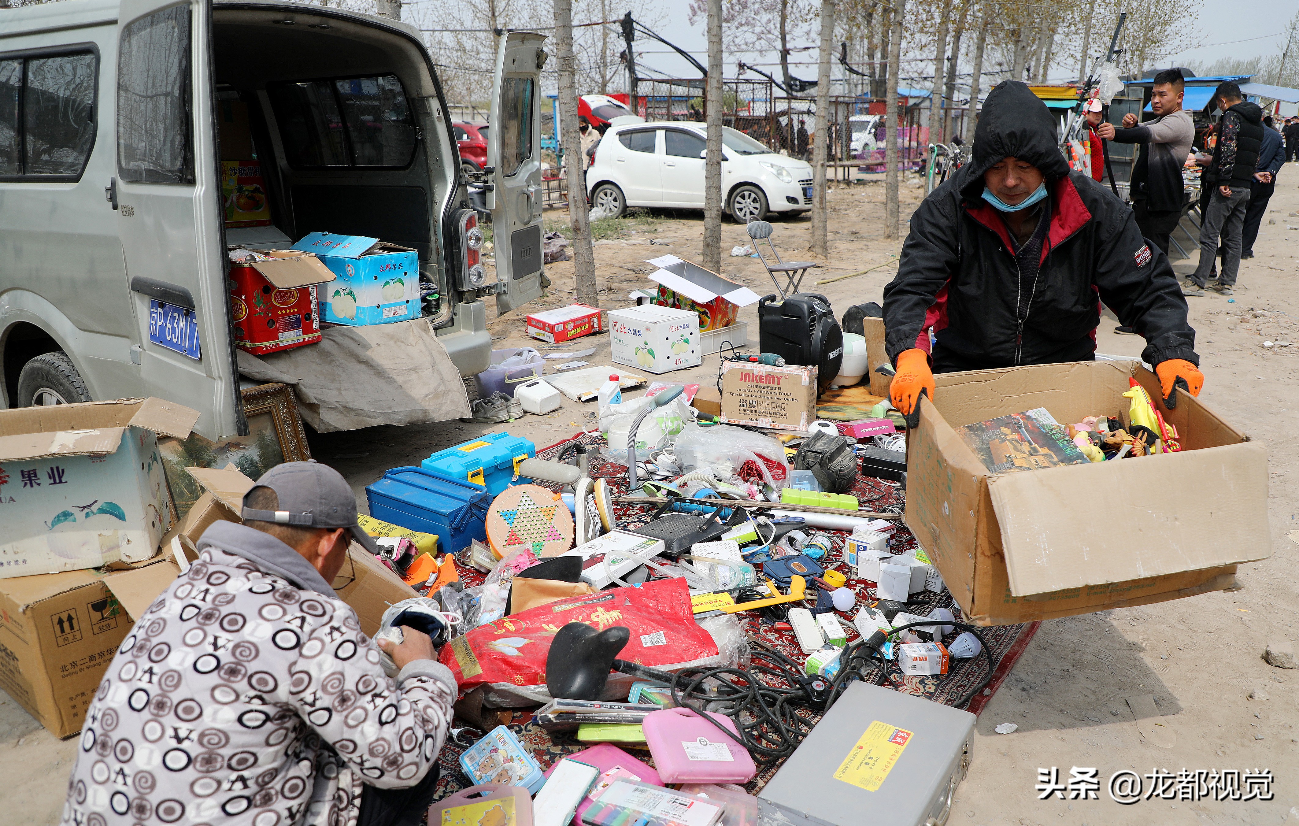 实拍农村集市上的“旧货”摊，老物件应有尽有，看的人多买的人少