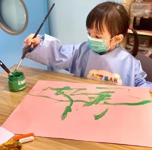 熊黛林双胞胎女儿画画，姐姐安静大眼萌妹，妹