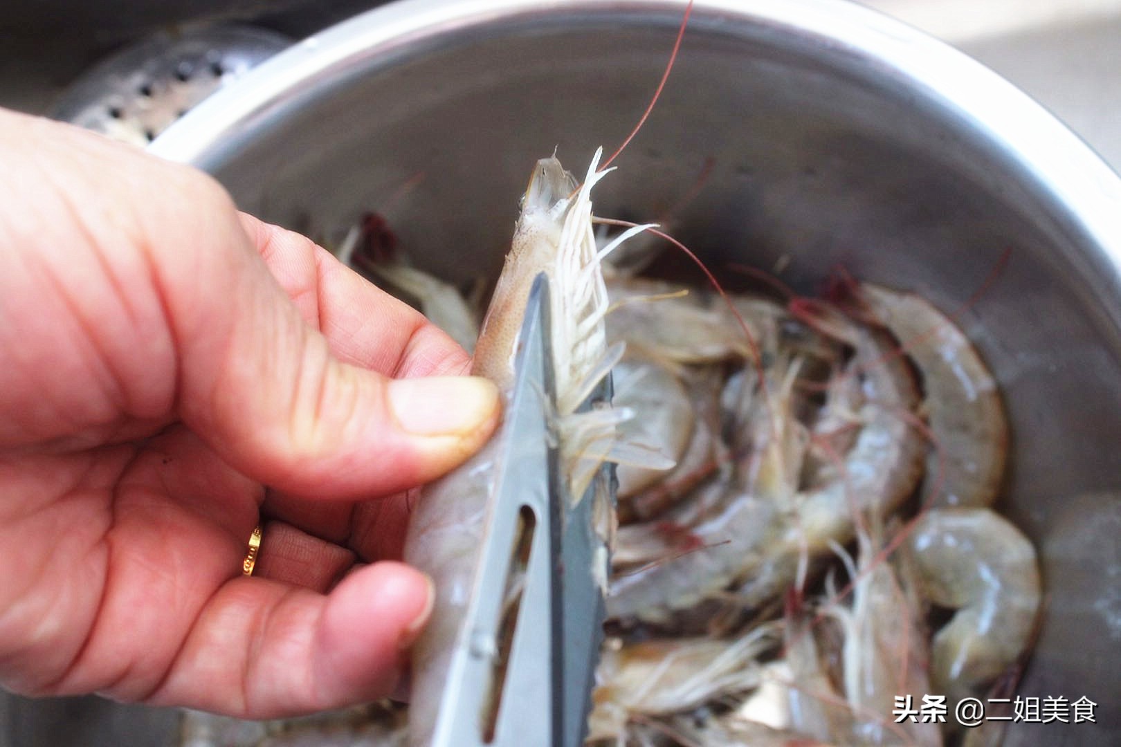 买回来的大虾怎样处理干净？大厨：牢记3点，大虾鲜嫩营养还不腥