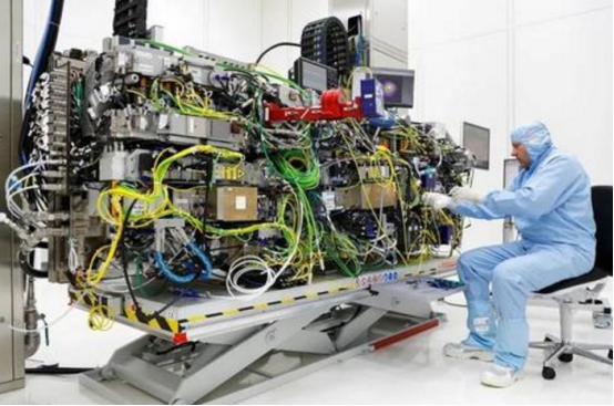 一台光刻机12亿元，净利润超50%，这么赚钱却只有