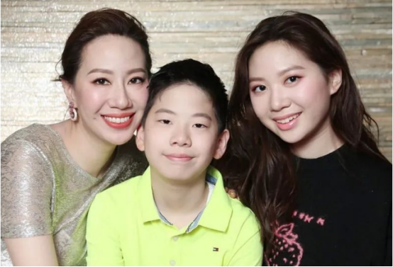 甄子丹17岁女儿晒近照，身高惊人，因“发育过猛