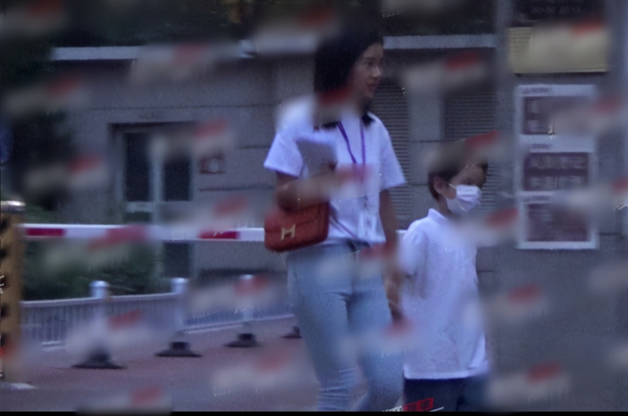 杜江獨自送兩個孩子出門，依依不捨神秘小女孩，真不是對方父親嗎