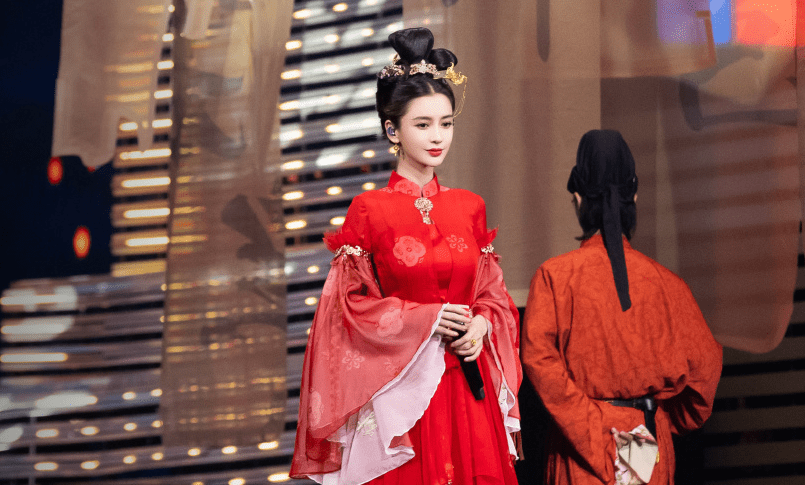 毛晓彤躲角落抽烟被拍，粉丝纷纷维护，杨颖抽