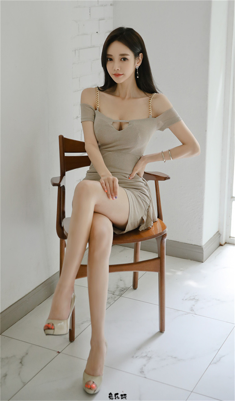 孙允珠：巴黎庄园灰褐泛青华尔兹礼裙