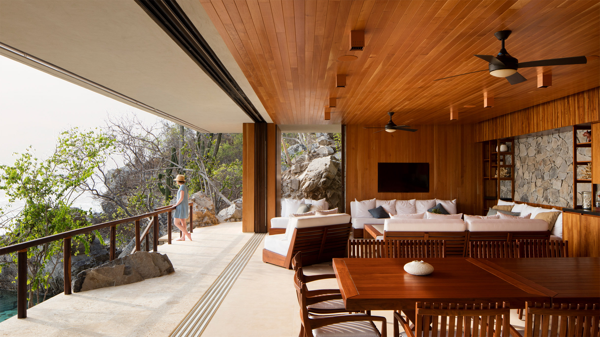 嵌在海滩峭壁上的度假小屋，天然礁石作泳池俯瞰太平洋