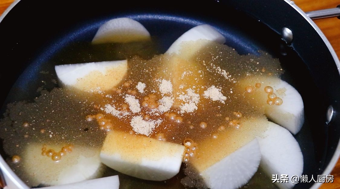 萝卜不直接吃，切成块下锅熬汤，配上火锅丸子，在家做懒人关东煮