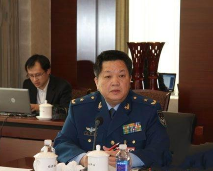 黄植诚驾百万战机回归大陆，受邓小平亲切接见