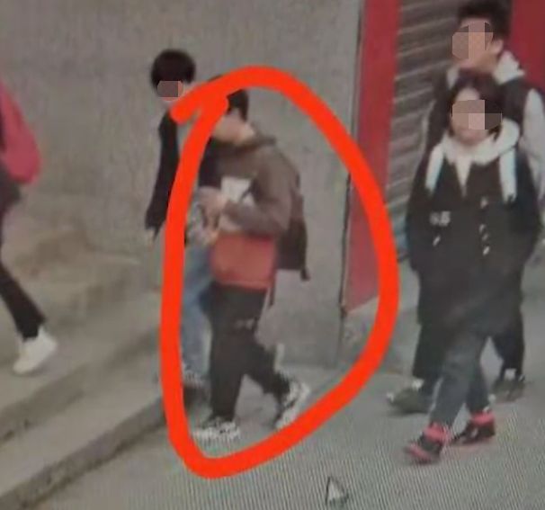 重庆15岁男孩失踪，一周后发现尸体浮在学校水池中，书包里有砖头
